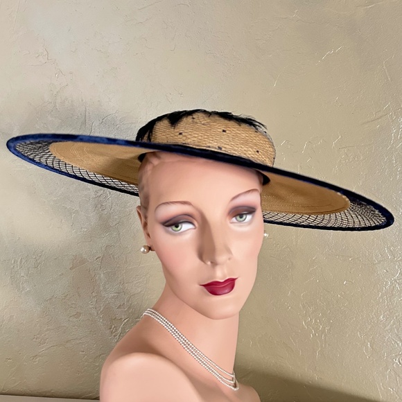 1940'S NATURAL STRAW HAT WITH NETTING BRIM, NAVY VELOUR TRIMMING + NAVY FEATHER - Picture 3 of 11